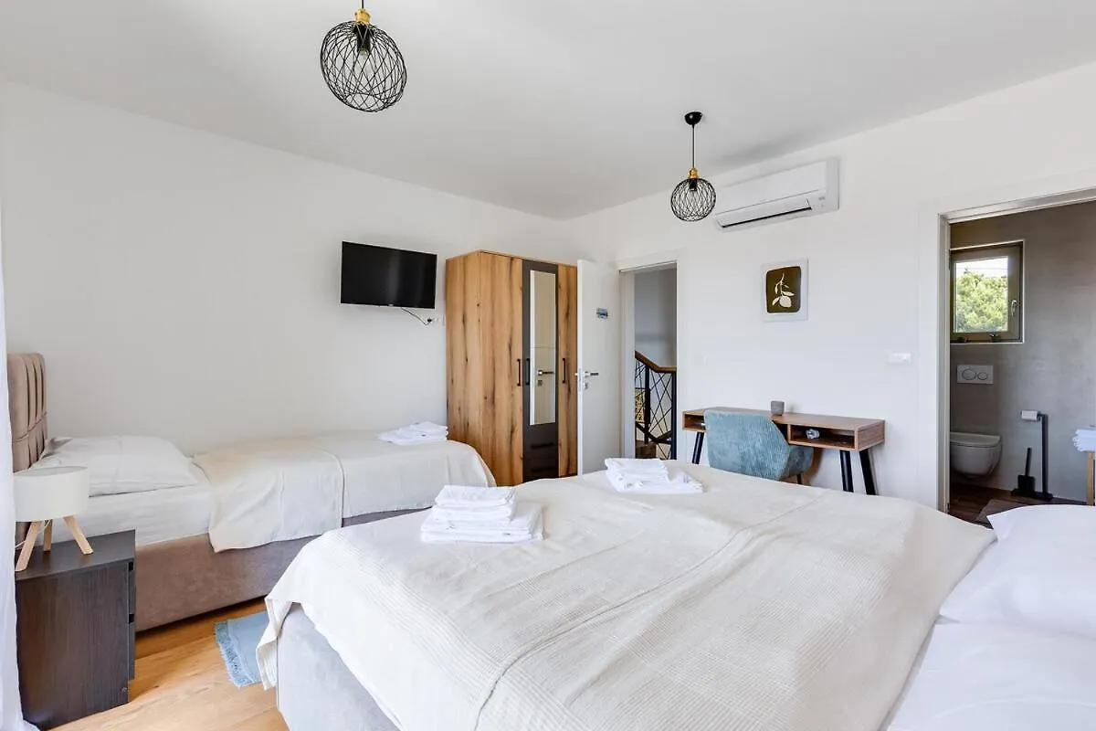 Villa Franka - Holiday Home With A Private Pool Sveti Filip i Jakov Kroatien